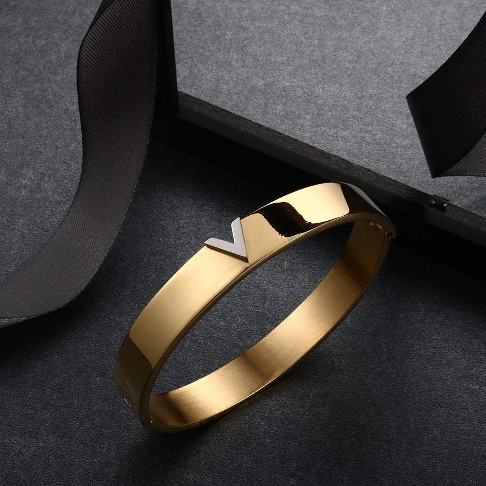 Essential V Bracelet