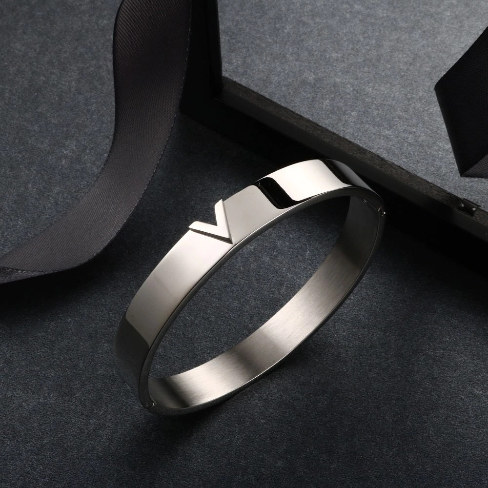 Essential V Bracelet